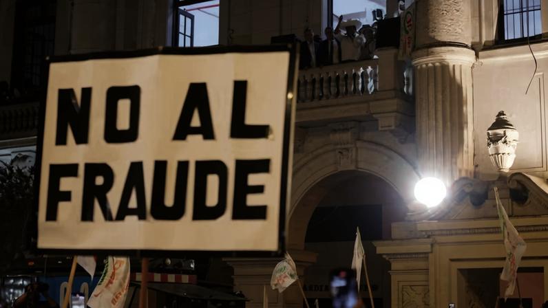 Apoiador de Roberto Sánchez levanta cartaz de 'Não à fraude' em discurso do candidato após as eleições presidenciais peruanas — Foto: Stifs Paucca/Reuters