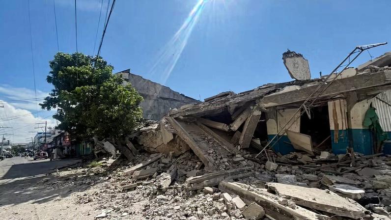 Prédio desabado após um terremoto de magnitude 7,8 em General Santos, Ilha de Mindanao, Filipinas — Foto: Reuters