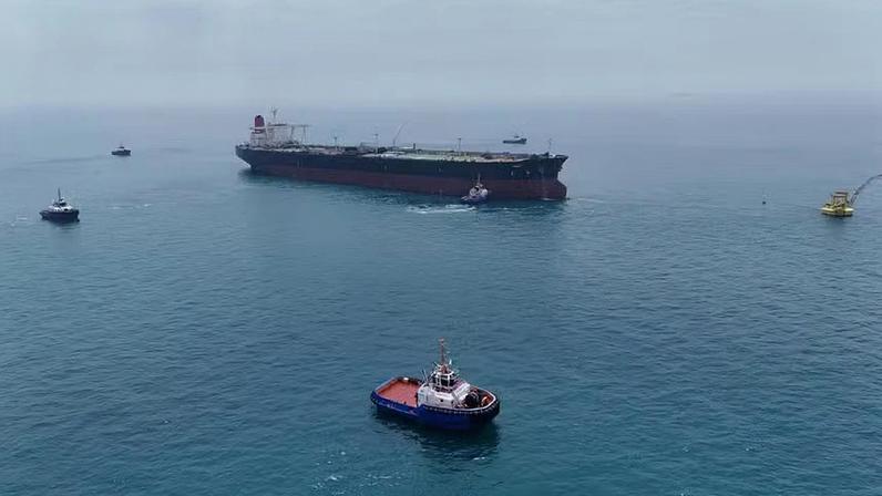 Navios ancorados no Estreito de Ormuz