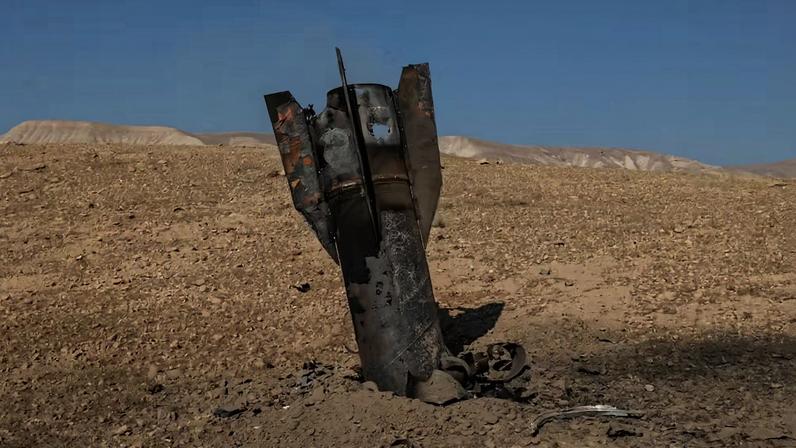 Parte de um míssil sobressai do solo, após ataques vindos do Irã, na região central da Cisjordânia ocupada por Israel, em 8 de junho de 2026. — Foto: REUTERS/Naama Stern