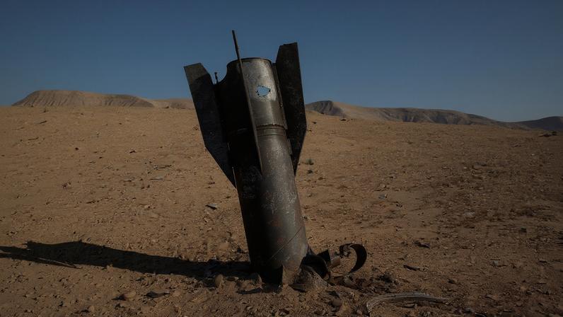 Parte de um míssil sobressai do solo, após ataques vindos do Irã, na região central da Cisjordânia ocupada por Israel, em 8 de junho de 2026. — Foto: REUTERS/Naama Stern