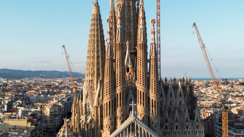 Vista aérea captada por drone da Basílica da Sagrada Família, projetada pelo arquiteto catalão Antoni Gaudí, antes da visita do Papa Leão XIV a Barcelona, Espanha, em 3 de junho de 2026. — Foto: REUTERS/Guillermo Martinez