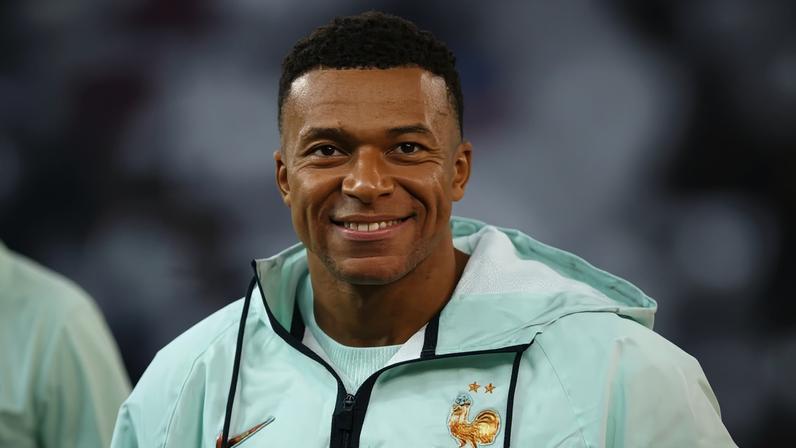 Kylian Mbappé, da França, com o galo gaulês no uniforme