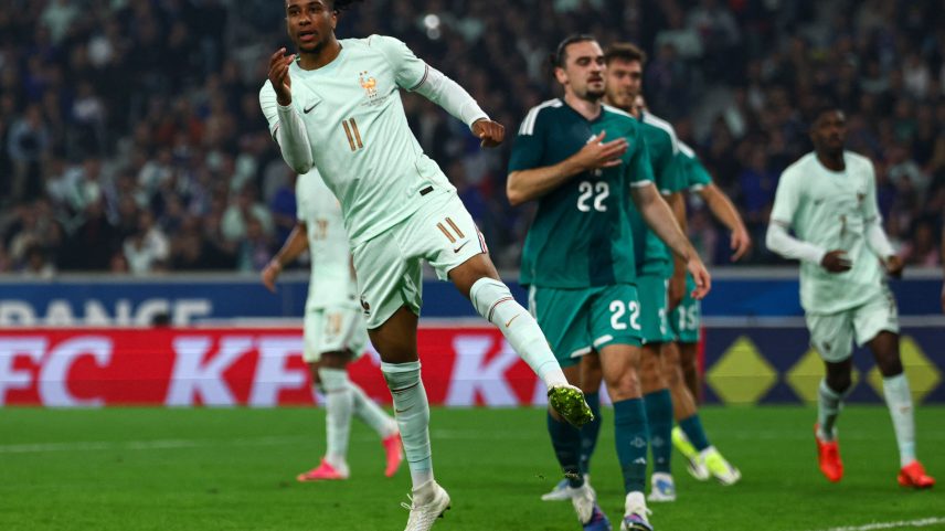 Gol da França! Olise pega de primeira dentro da área e faz o segundo na partida