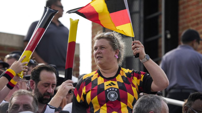 Torcedores a Alemanha durante treino da seleção na Carolina do Norte, nos EUA — Foto: IMAGN IMAGES via Reuters