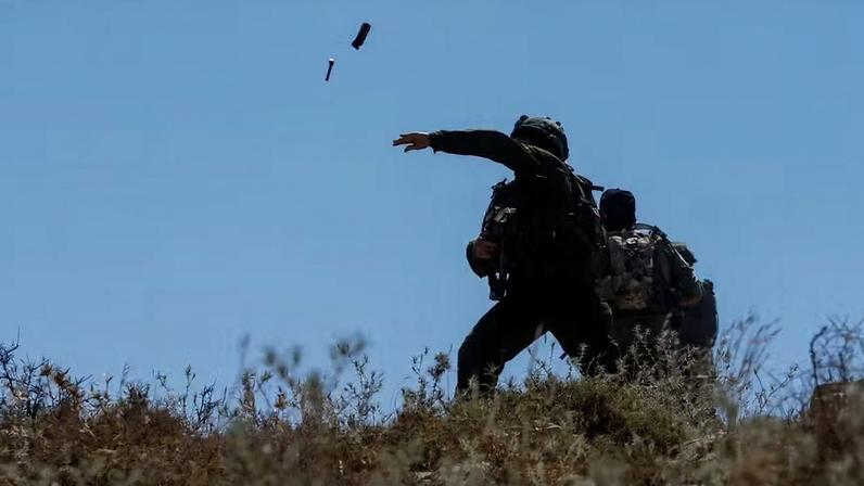 Tropas israelenses lançam granadas de controle de multidões enquanto palestinos protestam contra um assentamento perto de Hebron , na Cisjordânia ocupada por Israel , em 9 de junho de 2026.
