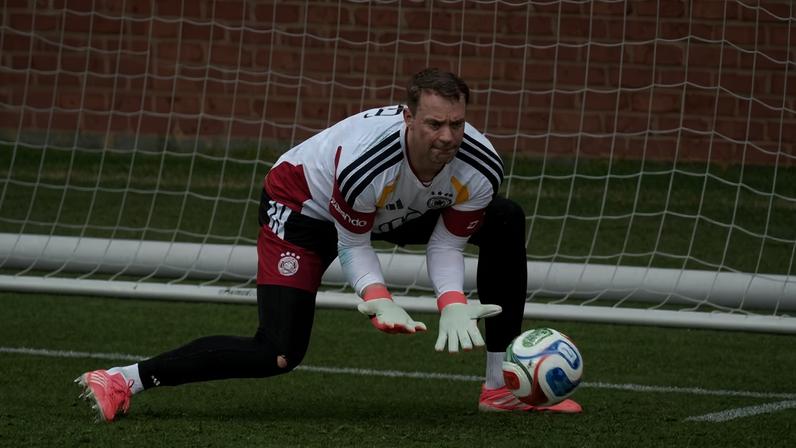 Manuel Neuer em ação durante treino da Alemanha, nos EUA — Foto: Reuters