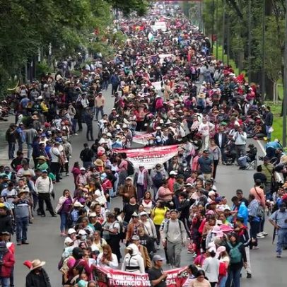 Milhares de manifestantes marcham ao estádio da Copa no México com barreiras policiais