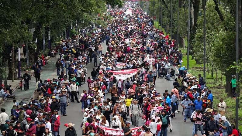 Professores marcham em direção ao Estádio da Cidade do México durante um protesto realizado antes da Copa do Mundo, na Cidade do México, em 9 de junho de 2026. — Foto: Reuters/Luis Cortes
