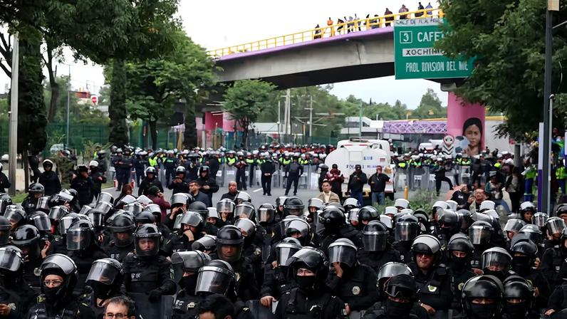 Polícia monta barreiras durante marcha de manifestantes perto de estádio da Copa no México. — Foto: REUTERS/Luis Cortes