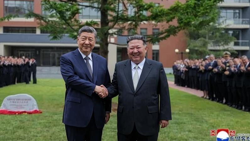 O presidente chinês, Xi Jinping, e o líder norte-coreano, Kim Jong-un, posam para foto enquanto visitam escola em Pyongyang nesta terça-feira (9)
