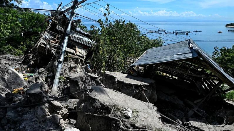 Casas danificadas após um deslizamento de terra causado pelo terremoto de magnitude 7,8 em Barangay Kapatan, Glan, província de Sarangani, sul das Filipinas, 10 de junho de 2026. REUTERS/Noel Celis