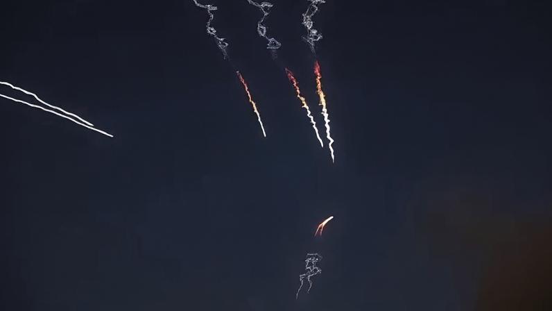 Imagens da Guarda Revolucionária Islâmica (IRGC) alegam mostrar mísseis disparados contra bases militares americanas no Golfo