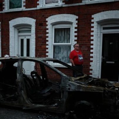 Irlanda do Norte registra violência contra imigrantes após ataque com faca