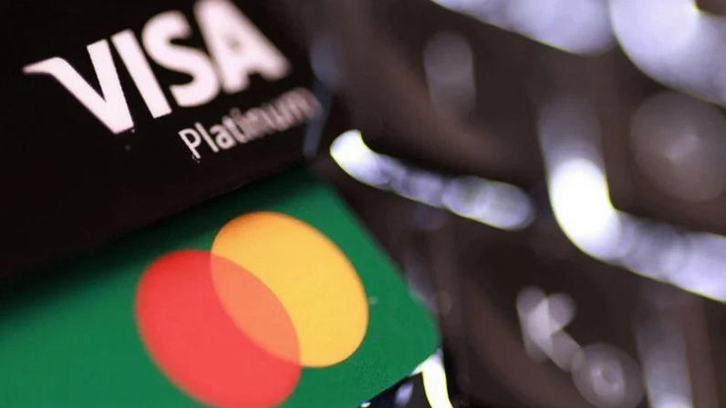Cartões de crédito Visa e Mastercard são vistos nesta ilustração tirada em 3 de fevereiro de 2026 REUTERS/Dado Ruvic