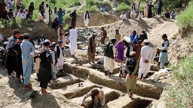 Pessoas cavam túmulos para vítimas que morreram no que o Taliban disse ter sido um ataque aéreo paquistanês no vilarejo de Mani 10 de junho de 2026 REUTERS/Stringer