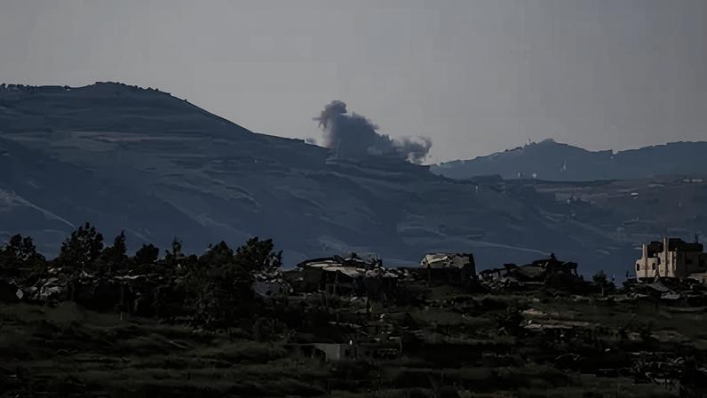 Fumaça aumenta no sul do Líbano após explosão10 de junho de 2026 REUTERS/Ammar Awad