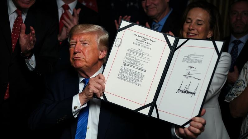 Presidente dos Estados Unidos, Donald Trump exibe o Secure America Act após assinar a lei no Salão Oval da Casa Branca, em Washington, D.C., em 10 de junho de 2026. REUTERS/Evan Vucci/TPX Imagens do Dia