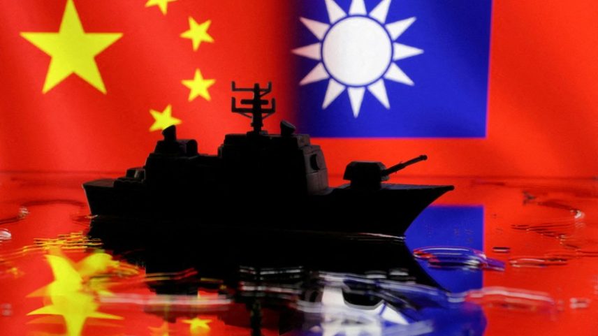 Uma miniatura da Marinha é vista em frente às bandeiras da China e de Taiwan nesta ilustração tirada em 11 de abril de 2023