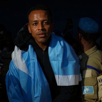 Governo Trump afirma árbitro somali barrado nos EUA com ligações terroristas