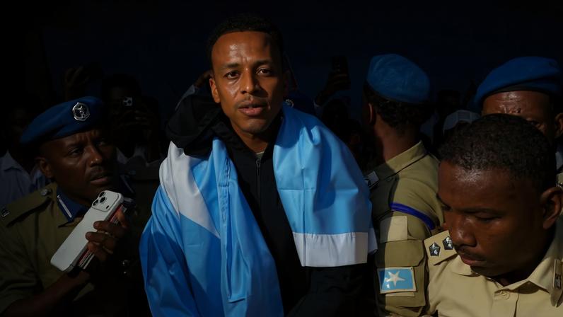 O árbitro somali Omar Abdulkadir Artan , que era esperado para apitar jogos durante a Copa do Mundo da FIFA de 2026, mas teve sua entrada nos Estados Unidos negada, é recebido ao chegar ao Aeroporto Internacional Aden Abdulle Osman em Mogadíscio, Somália, em 10 de junho de 2026