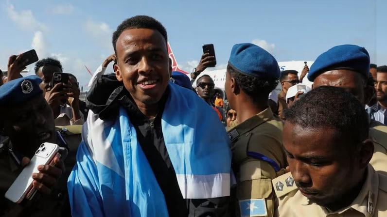 O árbitro somali Omar Abdulkadir Artan, que havia sido escalado para apitar partidas na Copa do Mundo da FIFA de 2026, mas foi impedido de entrar nos Estados Unidos, foi recebido ao chegar ao Aeroporto Internacional Aden Abdulle Osman, em Mogadíscio, Somália, em 10 de junho de 2026. — Foto: REUTERS/Feisal Omar