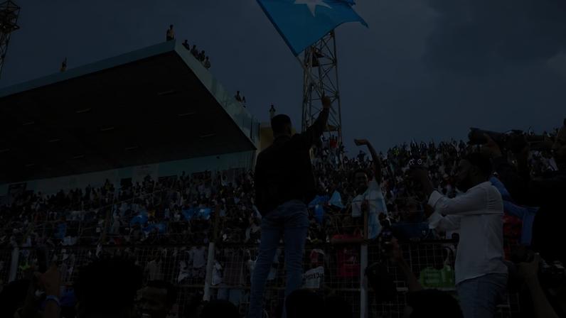 Omar Abdulkadir Artan é recebido por torcedores em Mogasdíscio
