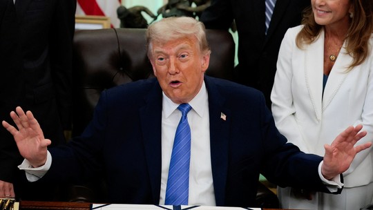 Donald Trump nesta quarta-feira (10) durante entrevista no Salão Oval da Casa Branca
