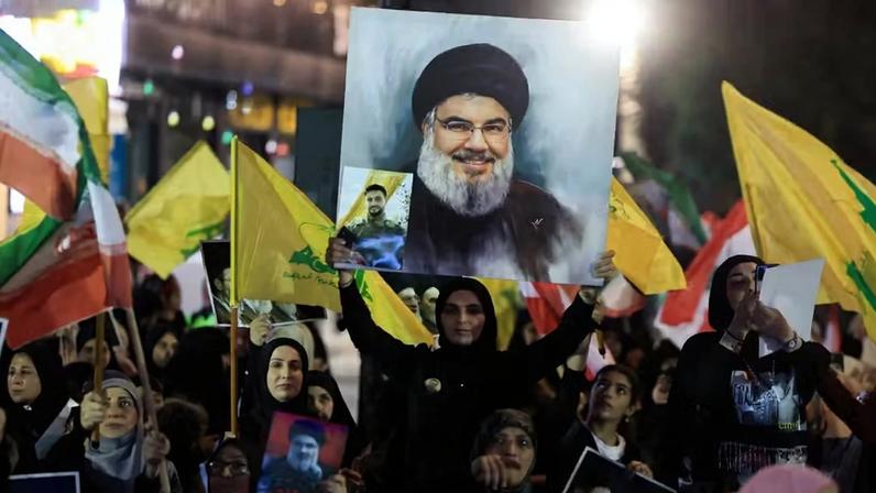 Apoiadores do Hezbollah exibem bandeiras e cartazes do falecido líder do Hezbollah, Hassan Nasrallah, durante um comício nos subúrbios do sul de Beirute, Líbano, em 10 de junho de 2026