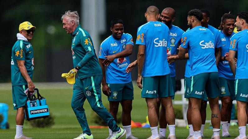 Carlo Ancelotti comemora seu aniversário com os jogadores durante o treinamento 10 de junho de 2026 IMAGN IMAGES via Reuters/Caean Couto