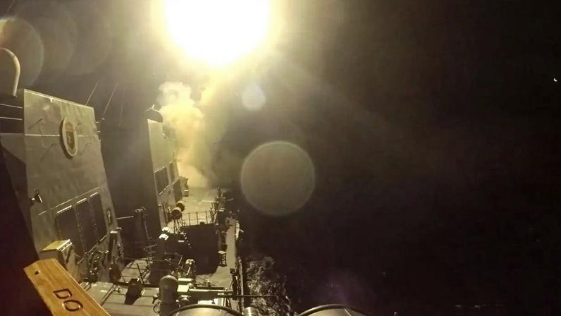 USS Michael Murphy (DDG 112) lança mísseis de cruzeiro Tomahawk em 10 de junho de 2026 Comando Central dos EUA via REUTERS