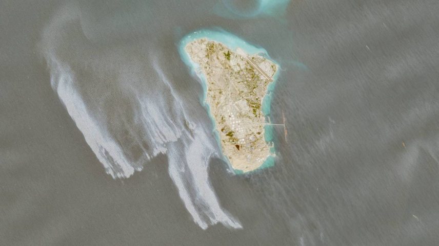 Imagem de satélite mostra um provável vazamento de petróleo cobrindo dezenas de quilômetros quadrados nas proximidades da Ilha de Kharg, no Irã, em 6 de maio de 2026. UNIÃO EUROPEIA/COPERNICUS SENTINEL-2/Divulgação via Reuters