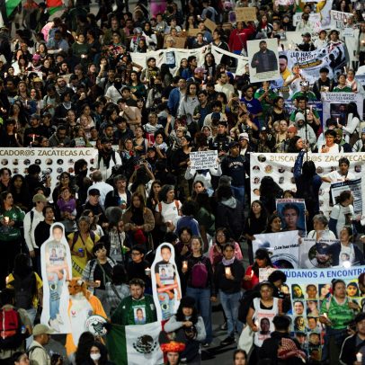 Manifestantes marcham para o estádio Azteca horas antes da abertura da Copa