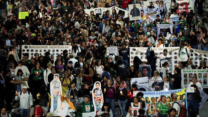 Familiares de pessoas desaparecidas marcham em direção ao estádio Azteca em manifestação — Foto: REUTERS/Marian Carrasquero
