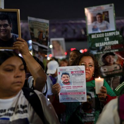 Parentes de vítimas de cartéis protestam na Cidade do México antes da Copa
