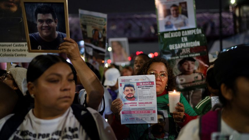 Familiares dos desaparecidos se reúnem perto do estádio da Cidade do México antes da abertura da Copa do Mundo de 2026. — Foto: REUTERS/Marian Carrasquero