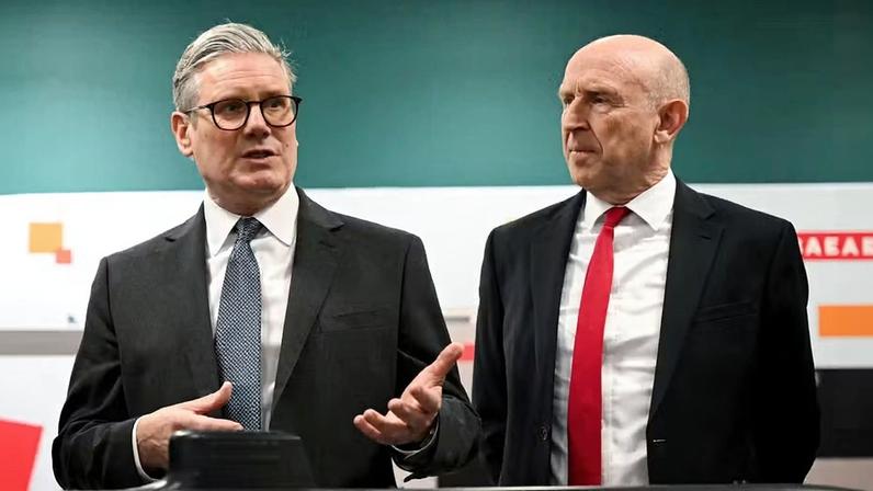 O primeiro-ministro britânico, Keir Starmer, e o secretário de Defesa britânico, John Healey, reúnem-se com aprendizes da BAE Systems durante uma visita conjunta a Barrow-in-Furness, Grã-Bretanha, em 20 de março de 2025