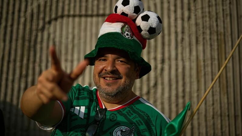 Torcedor do México em frente ao Estádio Azteca, na Cidade do México, nesta quinta-feira (11) — Foto: REUTERS/Hannah Mckay