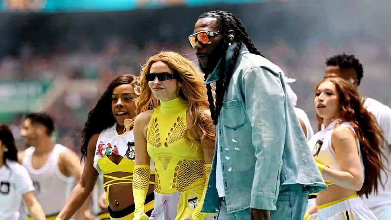 Shakira e Burna Boy na cerimônia de abertura da Copa do Mundo 2026, na Cidade do México, nesta quinta-feira (11) — Foto: REUTERS/Kai Pfaffenbach