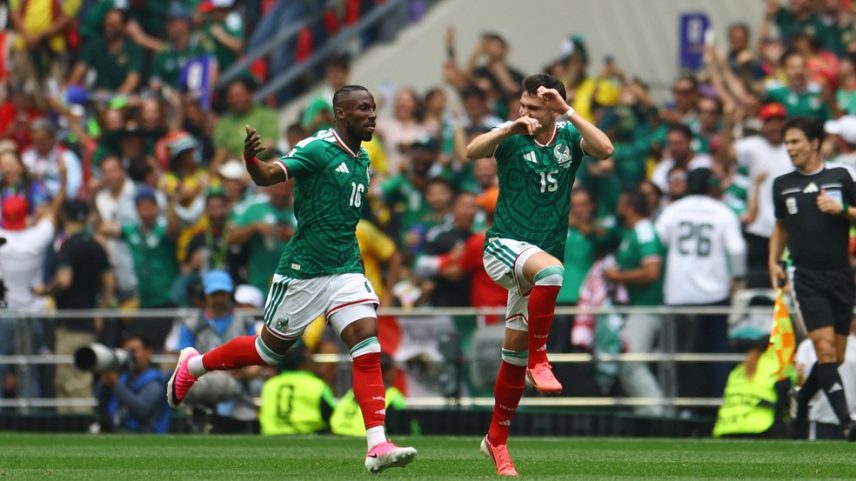 México faz o primeiro gol da Copa — Foto: Reuters
