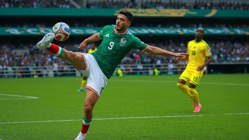 Raul Jiménez em ação em México x África do Sul na abertura da Copa do Mundo — Foto: Eloisa Sanchez/REUTERS
