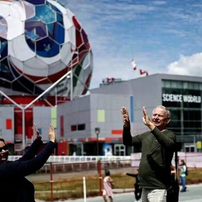 Torcedores se animam com a abertura da Copa no Canadá