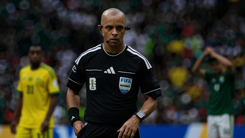 Árbitro brasileiro Wilton Pereira Sampaio durante abertura da Copa do Mundo de 2026 — Foto: Reuters/Henry Romero
