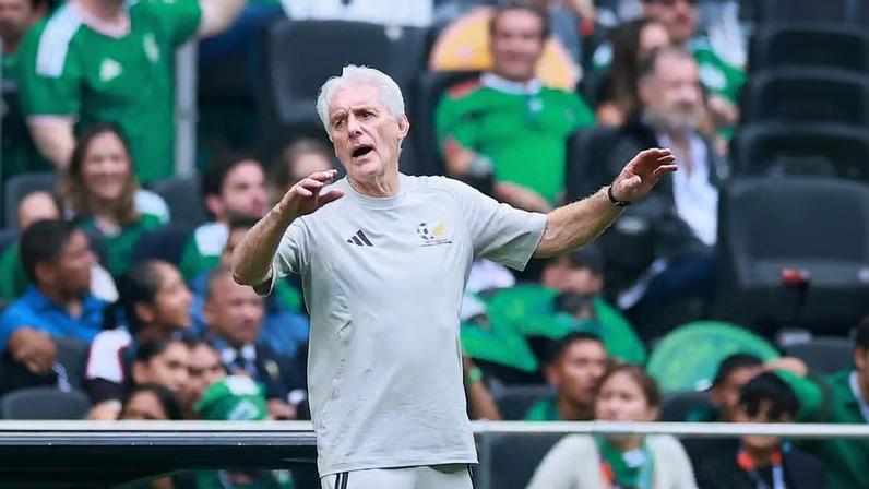 Hugo Broos durante estreia da África do Sul na Copa do Mundo — Foto: REUTERS/Eloisa Sanchez