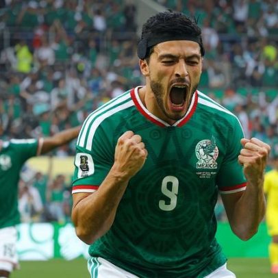 Raúl Jiménez usa proteção na cabeça após lesão, segundo gol do México