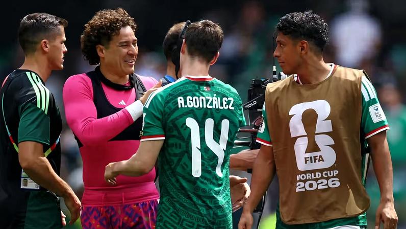Ochoa comemora vitória do México sobre a África do Sul — Foto: REUTERS/Hannah Mckay