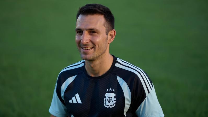 Lionel Scaloni no treino da Argentina antes da estreia na Copa do Mundo — Foto: Denny Medley/Reuters