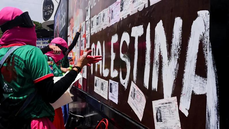 Manifestantes do lado de fora do Estádio Azteca, na Cidade do México, durante o jogo de abertura da Copa do Mundo - 11/06/2026 (Foto: REUTERS/Rolando Ramos)