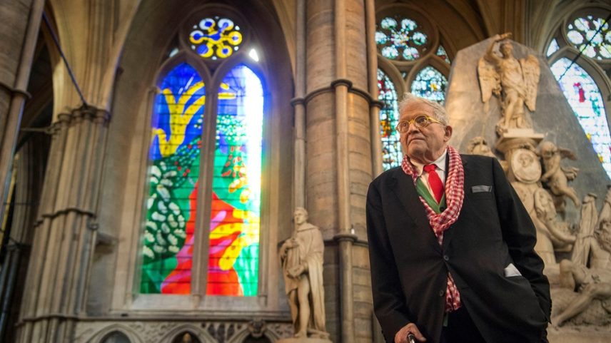 O artista britânico David Hockney posa em frente à Queen’s Window, novo vitral desenhado por ele, na Abadia de Westminster, em Londres, Reino Unido, em 26 de setembro de 2018. Victoria Jones/Pool via Reuters/Foto de arquivo