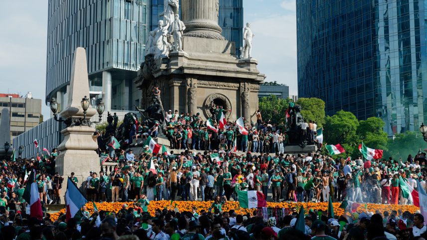 Mexicanos lotam praça do Anjo da Independência para comemorar vitória na Copa do Mundo — Foto: REUTERS/Armando Vega